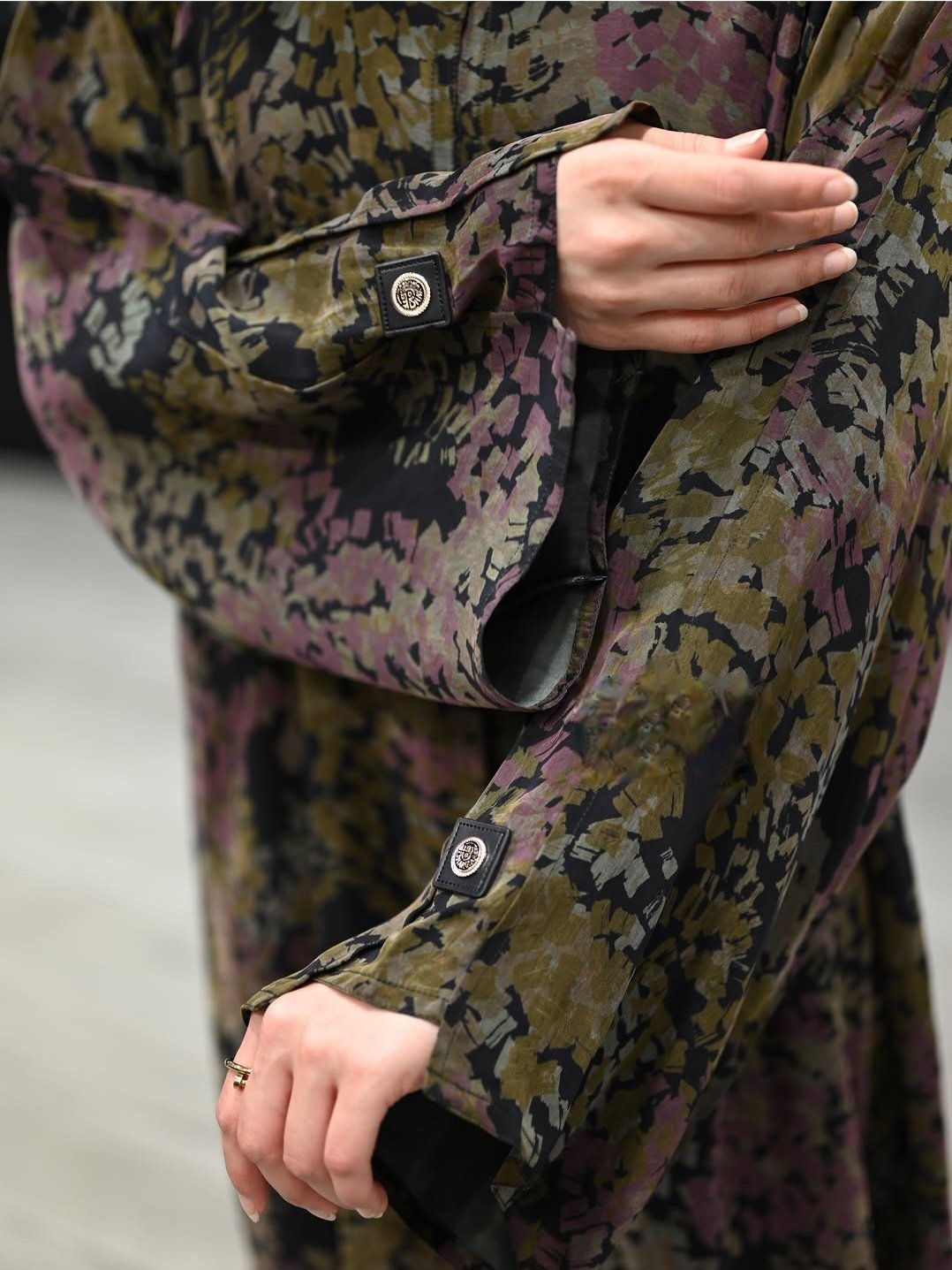 Sharqiaa Jacquard Abaya Set Olive- Mauve - Image 2